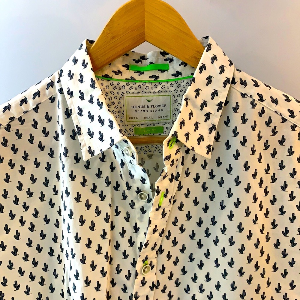 Men’s short sleeve fun but dressy button up. L